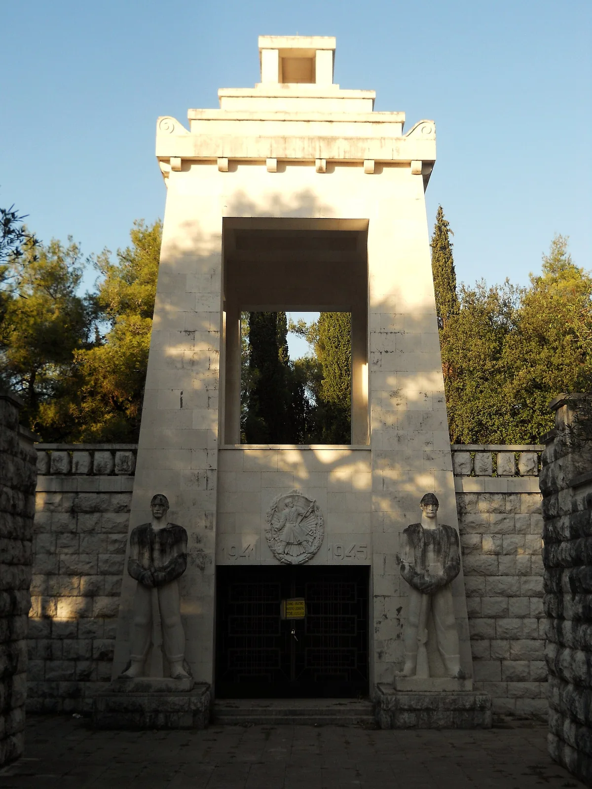 Spomenik Partizanu-borcu